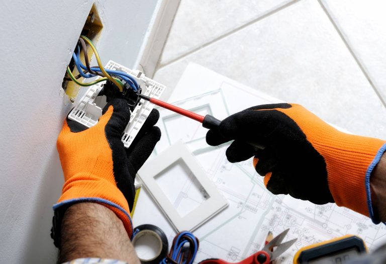 Universal Electrical  - Port Elizabeth - Gqeberha - Solar Installer - Electrician - CCTV - Gate Motors - Garage Motors - Solar Panels - Backup system - Eastern Cape